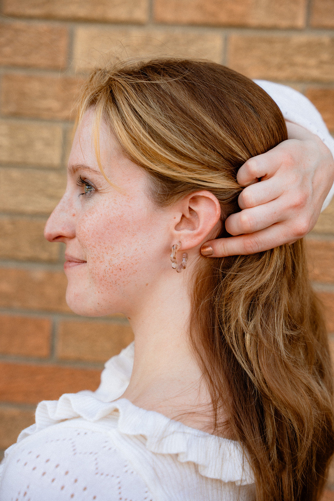 Flora Mini Hoops - Shimmering Taupe